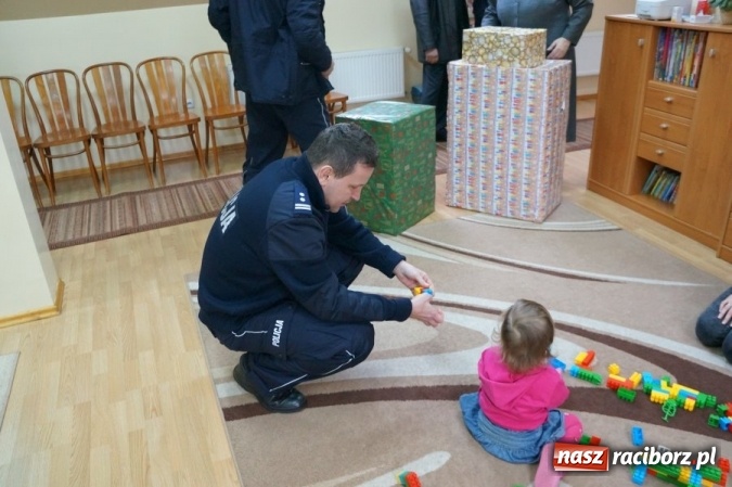 Zdjęcie w galerii na portalu naszraciborz.pl: Komendant odwiedził wychowanków Placówki Zielony Zakątek w Pogrzebieniu  wiadomości z regionu