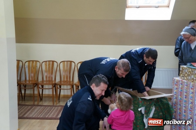 Zdjęcie w galerii na portalu naszraciborz.pl: Komendant odwiedził wychowanków Placówki Zielony Zakątek w Pogrzebieniu  wiadomości z regionu