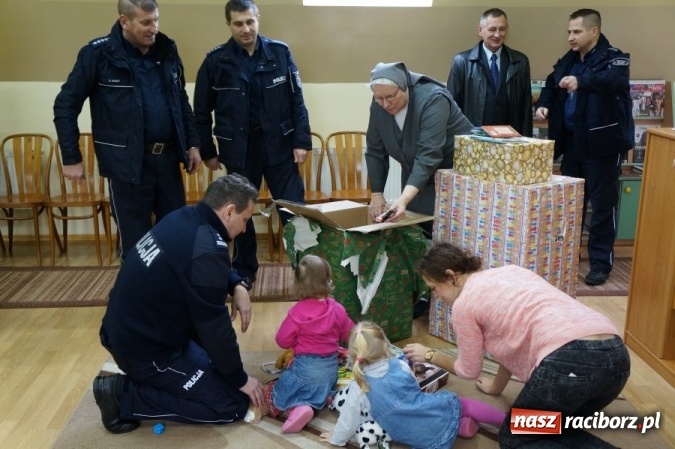 Zdjęcie w galerii na portalu naszraciborz.pl: Komendant odwiedził wychowanków Placówki Zielony Zakątek w Pogrzebieniu  wiadomości z regionu