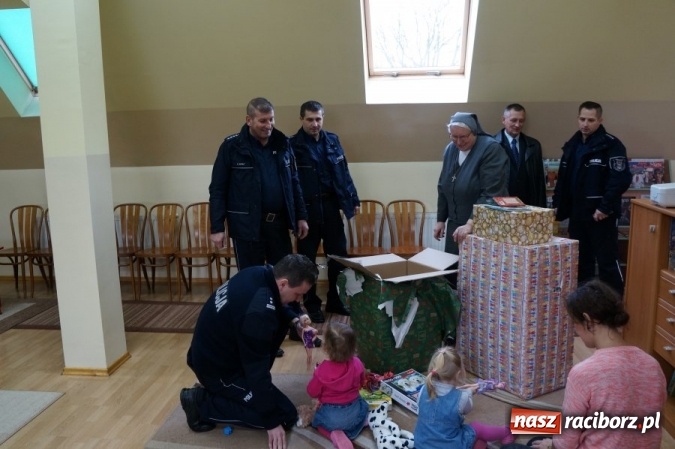 Zdjęcie w galerii na portalu naszraciborz.pl: Komendant odwiedził wychowanków Placówki Zielony Zakątek w Pogrzebieniu  wiadomości z regionu