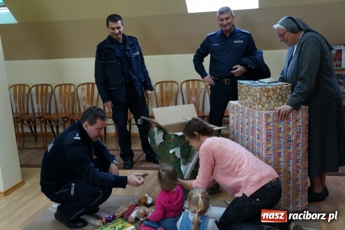 Zdjęcie w galerii na portalu naszraciborz.pl: Komendant odwiedził wychowanków Placówki Zielony Zakątek w Pogrzebieniu  wiadomości z regionu