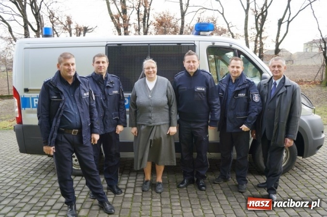 Zdjęcie w galerii na portalu naszraciborz.pl: Komendant odwiedził wychowanków Placówki Zielony Zakątek w Pogrzebieniu  wiadomości z regionu