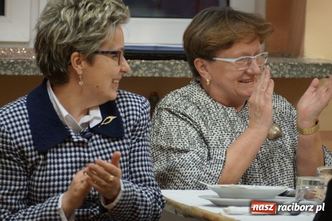 Zdjęcie w galerii na portalu naszraciborz.pl: Anioły ze Stowarzyszenia Kobiet Aktywnych z Nędzy trafią do potrzebujących  wiadomości z regionu