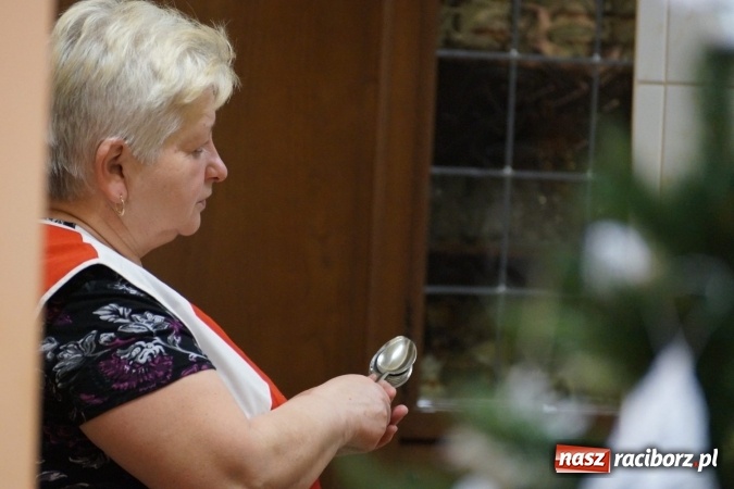 Zdjęcie w galerii na portalu naszraciborz.pl: Anioły ze Stowarzyszenia Kobiet Aktywnych z Nędzy trafią do potrzebujących  wiadomości z regionu