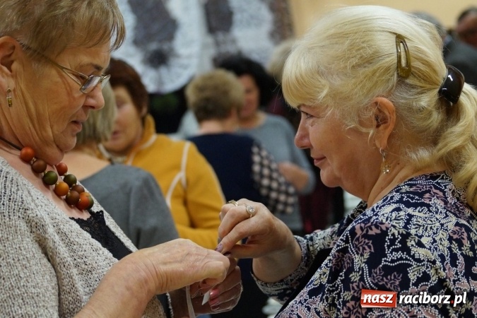 Zdjęcie w galerii na portalu naszraciborz.pl: Anioły ze Stowarzyszenia Kobiet Aktywnych z Nędzy trafią do potrzebujących  wiadomości z regionu