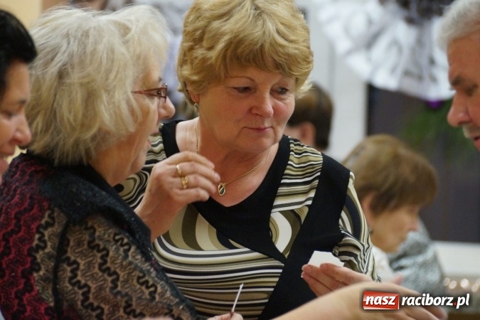 Zdjęcie w galerii na portalu naszraciborz.pl: Anioły ze Stowarzyszenia Kobiet Aktywnych z Nędzy trafią do potrzebujących  wiadomości z regionu