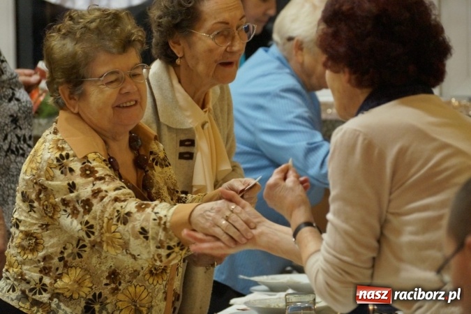 Zdjęcie w galerii na portalu naszraciborz.pl: Anioły ze Stowarzyszenia Kobiet Aktywnych z Nędzy trafią do potrzebujących  wiadomości z regionu