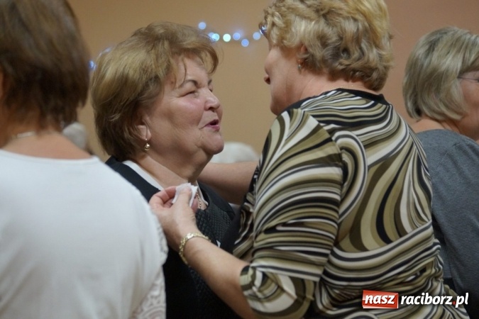 Zdjęcie w galerii na portalu naszraciborz.pl: Anioły ze Stowarzyszenia Kobiet Aktywnych z Nędzy trafią do potrzebujących  wiadomości z regionu