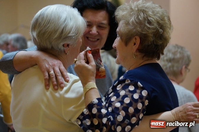 Zdjęcie w galerii na portalu naszraciborz.pl: Anioły ze Stowarzyszenia Kobiet Aktywnych z Nędzy trafią do potrzebujących  wiadomości z regionu