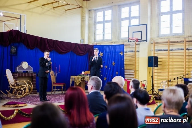 Zdjęcie w galerii na portalu naszraciborz.pl: Akademia z okazji Dnia Patrona Szkoły w II LO wiadomości z regionu
