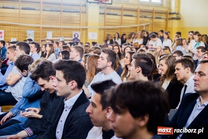 Zdjęcie w galerii na portalu naszraciborz.pl: Akademia z okazji Dnia Patrona Szkoły w II LO wiadomości z regionu