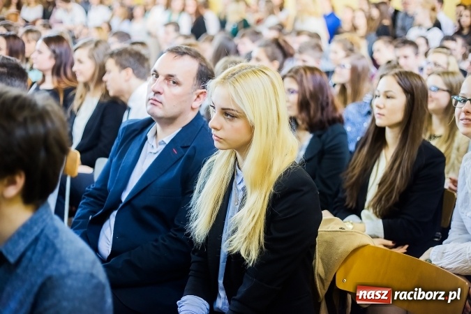 Zdjęcie w galerii na portalu naszraciborz.pl: Akademia z okazji Dnia Patrona Szkoły w II LO wiadomości z regionu