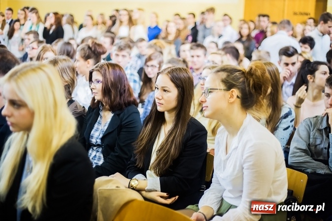 Zdjęcie w galerii na portalu naszraciborz.pl: Akademia z okazji Dnia Patrona Szkoły w II LO wiadomości z regionu