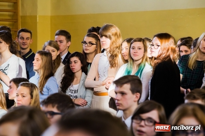 Zdjęcie w galerii na portalu naszraciborz.pl: Akademia z okazji Dnia Patrona Szkoły w II LO wiadomości z regionu