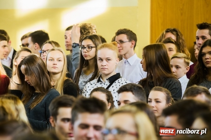 Zdjęcie w galerii na portalu naszraciborz.pl: Akademia z okazji Dnia Patrona Szkoły w II LO wiadomości z regionu