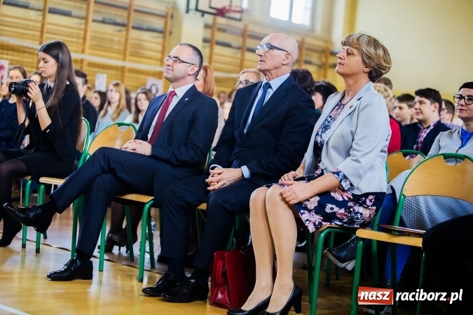 Zdjęcie w galerii na portalu naszraciborz.pl: Akademia z okazji Dnia Patrona Szkoły w II LO wiadomości z regionu