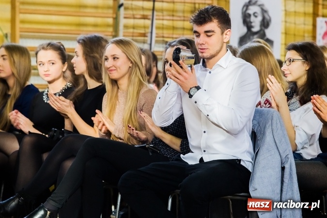 Zdjęcie w galerii na portalu naszraciborz.pl: Akademia z okazji Dnia Patrona Szkoły w II LO wiadomości z regionu