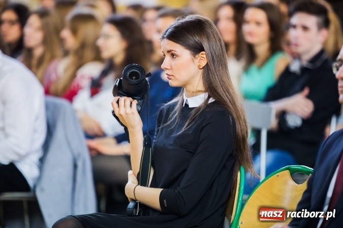 Zdjęcie w galerii na portalu naszraciborz.pl: Akademia z okazji Dnia Patrona Szkoły w II LO wiadomości z regionu