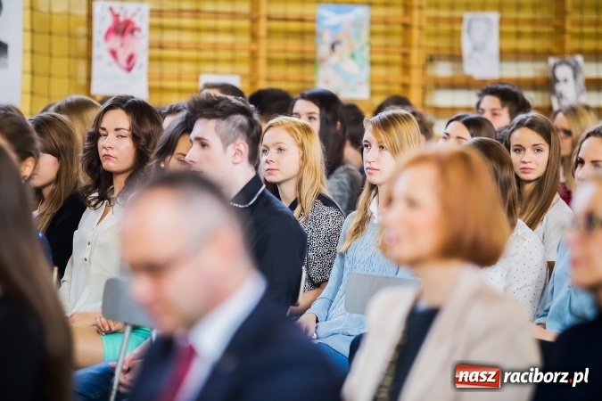 Zdjęcie w galerii na portalu naszraciborz.pl: Akademia z okazji Dnia Patrona Szkoły w II LO wiadomości z regionu