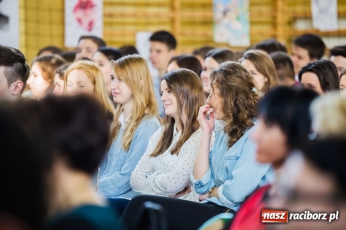 Zdjęcie w galerii na portalu naszraciborz.pl: Akademia z okazji Dnia Patrona Szkoły w II LO wiadomości z regionu