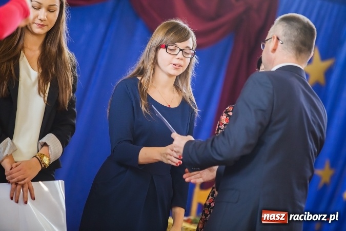 Zdjęcie w galerii na portalu naszraciborz.pl: Akademia z okazji Dnia Patrona Szkoły w II LO wiadomości z regionu