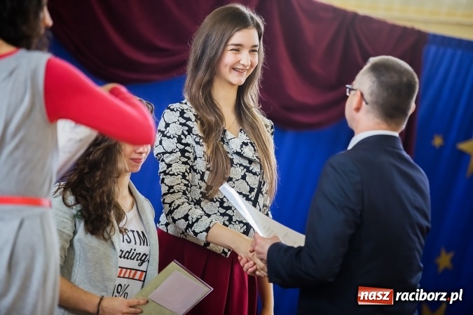 Zdjęcie w galerii na portalu naszraciborz.pl: Akademia z okazji Dnia Patrona Szkoły w II LO wiadomości z regionu