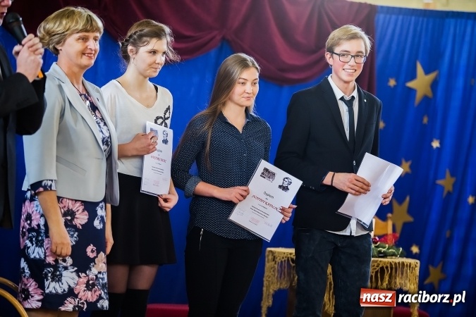 Zdjęcie w galerii na portalu naszraciborz.pl: Akademia z okazji Dnia Patrona Szkoły w II LO wiadomości z regionu