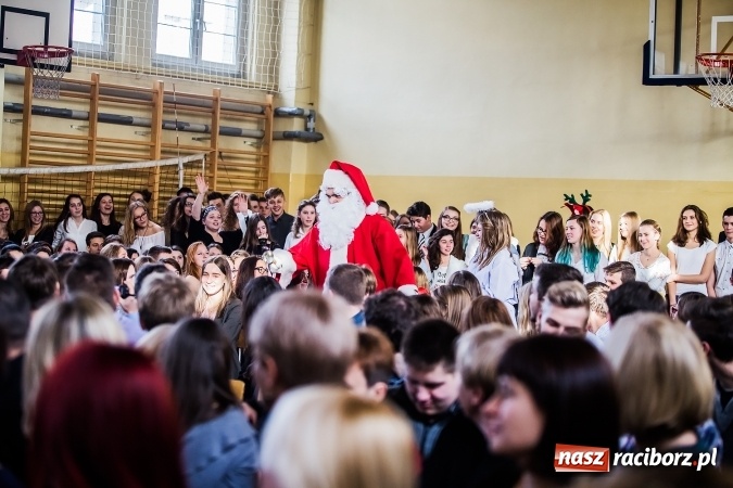 Zdjęcie w galerii na portalu naszraciborz.pl: Akademia z okazji Dnia Patrona Szkoły w II LO wiadomości z regionu