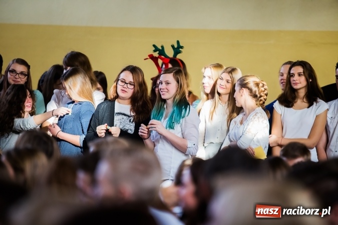 Zdjęcie w galerii na portalu naszraciborz.pl: Akademia z okazji Dnia Patrona Szkoły w II LO wiadomości z regionu