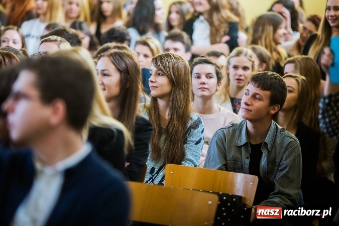 Zdjęcie w galerii na portalu naszraciborz.pl: Akademia z okazji Dnia Patrona Szkoły w II LO wiadomości z regionu