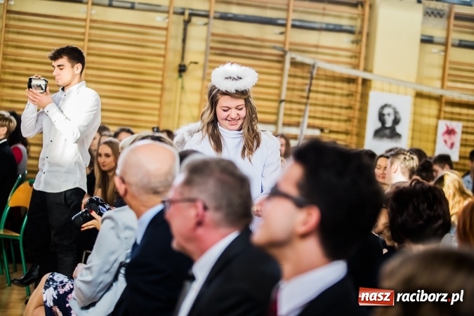 Zdjęcie w galerii na portalu naszraciborz.pl: Akademia z okazji Dnia Patrona Szkoły w II LO wiadomości z regionu