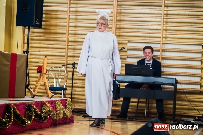 Zdjęcie w galerii na portalu naszraciborz.pl: Akademia z okazji Dnia Patrona Szkoły w II LO wiadomości z regionu