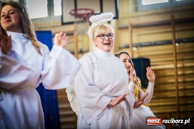 Zdjęcie w galerii na portalu naszraciborz.pl: Akademia z okazji Dnia Patrona Szkoły w II LO wiadomości z regionu