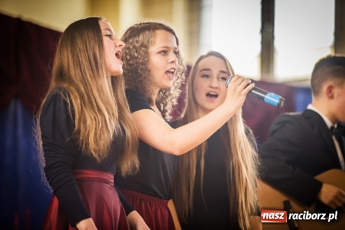 Zdjęcie w galerii na portalu naszraciborz.pl: Akademia z okazji Dnia Patrona Szkoły w II LO wiadomości z regionu