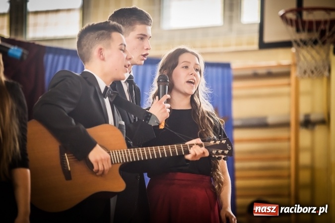 Zdjęcie w galerii na portalu naszraciborz.pl: Akademia z okazji Dnia Patrona Szkoły w II LO wiadomości z regionu