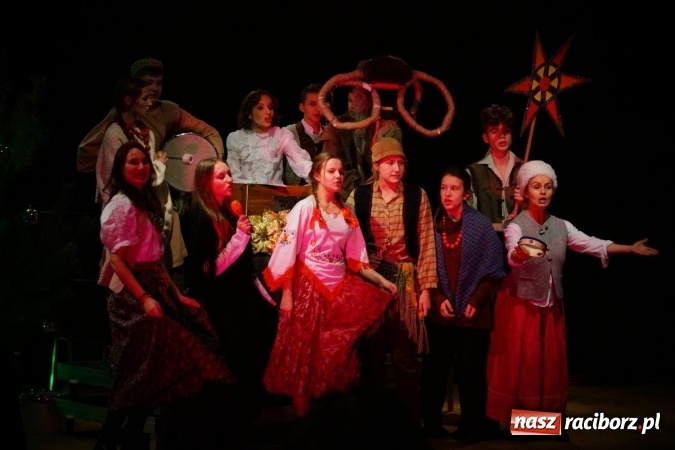 Zdjęcie w galerii na portalu naszraciborz.pl: Kolędnicy z Tetraedru zawitali do RCK wiadomości z regionu