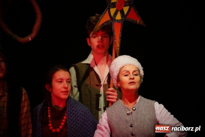 Zdjęcie w galerii na portalu naszraciborz.pl: Kolędnicy z Tetraedru zawitali do RCK wiadomości z regionu