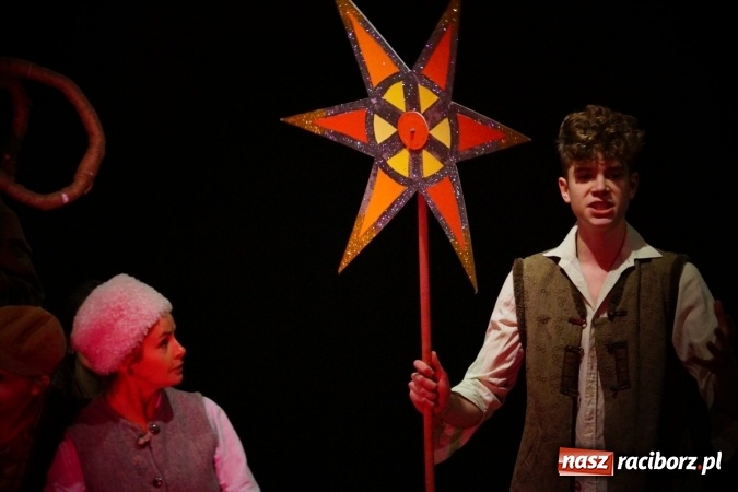 Zdjęcie w galerii na portalu naszraciborz.pl: Kolędnicy z Tetraedru zawitali do RCK wiadomości z regionu