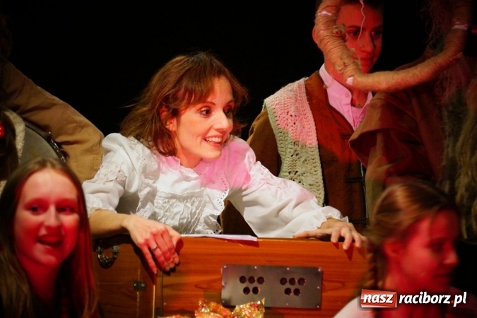 Zdjęcie w galerii na portalu naszraciborz.pl: Kolędnicy z Tetraedru zawitali do RCK wiadomości z regionu