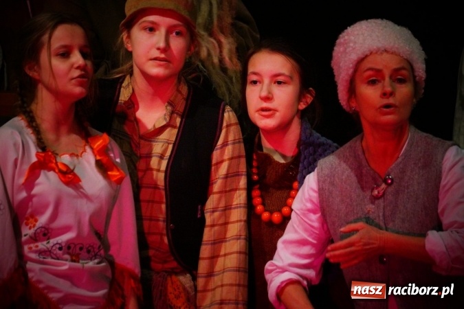 Zdjęcie w galerii na portalu naszraciborz.pl: Kolędnicy z Tetraedru zawitali do RCK wiadomości z regionu