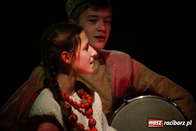 Zdjęcie w galerii na portalu naszraciborz.pl: Kolędnicy z Tetraedru zawitali do RCK wiadomości z regionu