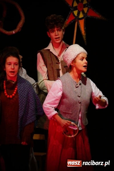 Zdjęcie w galerii na portalu naszraciborz.pl: Kolędnicy z Tetraedru zawitali do RCK wiadomości z regionu