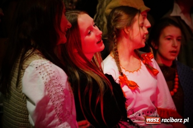 Zdjęcie w galerii na portalu naszraciborz.pl: Kolędnicy z Tetraedru zawitali do RCK wiadomości z regionu