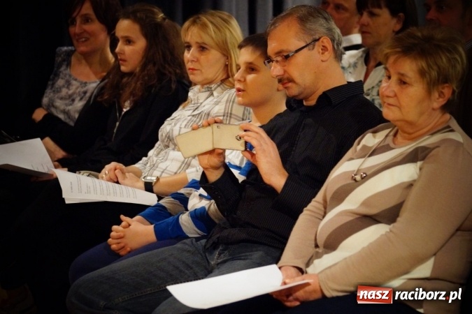 Zdjęcie w galerii na portalu naszraciborz.pl: Kolędnicy z Tetraedru zawitali do RCK wiadomości z regionu