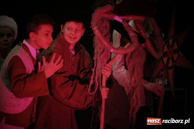 Zdjęcie w galerii na portalu naszraciborz.pl: Kolędnicy z Tetraedru zawitali do RCK wiadomości z regionu