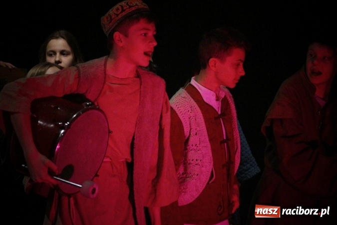 Zdjęcie w galerii na portalu naszraciborz.pl: Kolędnicy z Tetraedru zawitali do RCK wiadomości z regionu