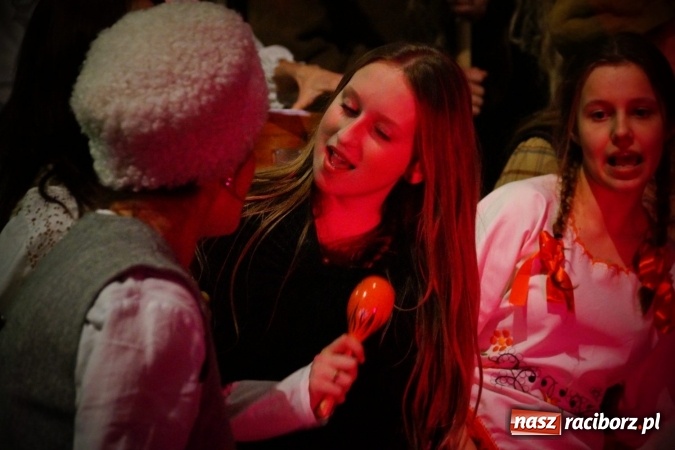 Zdjęcie w galerii na portalu naszraciborz.pl: Kolędnicy z Tetraedru zawitali do RCK wiadomości z regionu