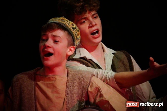 Zdjęcie w galerii na portalu naszraciborz.pl: Kolędnicy z Tetraedru zawitali do RCK wiadomości z regionu