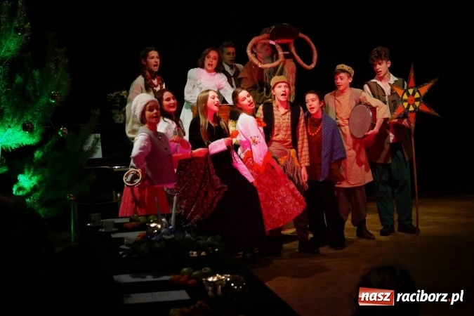 Zdjęcie w galerii na portalu naszraciborz.pl: Kolędnicy z Tetraedru zawitali do RCK wiadomości z regionu