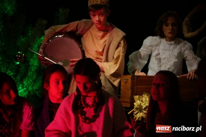 Zdjęcie w galerii na portalu naszraciborz.pl: Kolędnicy z Tetraedru zawitali do RCK wiadomości z regionu